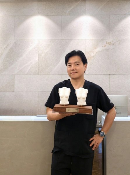 라이안성형외과, 모티바 어고노믹스 10주년 상패 받아 - 뉴스 썸네일 이미지