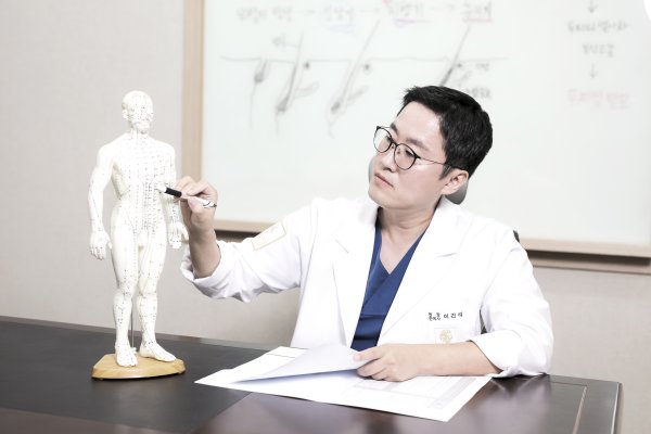 두피 여러 곳에 탈모반이 보인다면… 다발성 원형탈모, 초기 관리 중요
