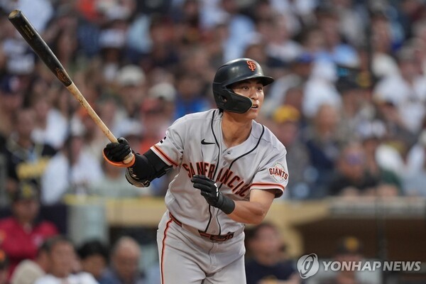이정후, 통산 300안타 달성…우중간 2루타로 대기록 완성