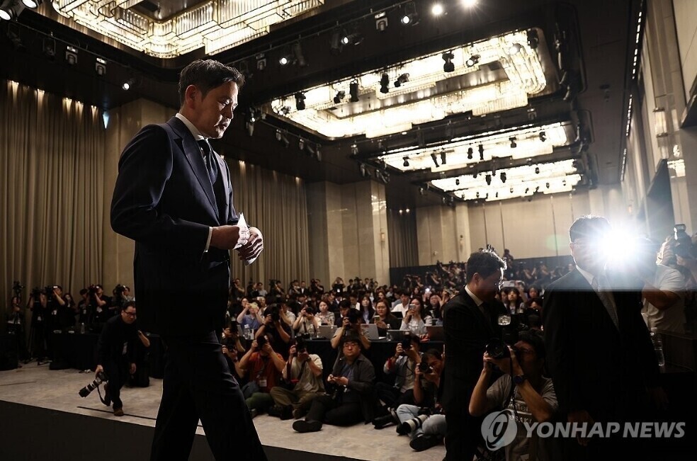 경찰, '탱크데이 논란' 스타벅스 본사 첫 압수수색
