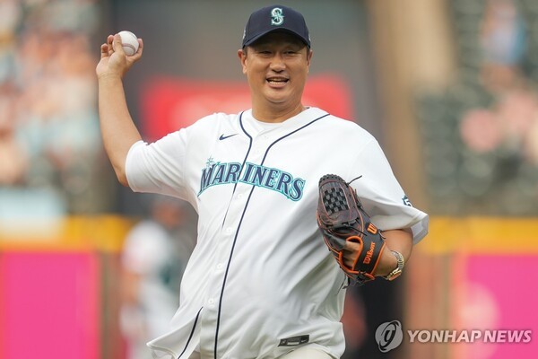 이대호, 시애틀 홈구장 다시 섰다…빅리그 복귀 아닌 '특별한 시구'