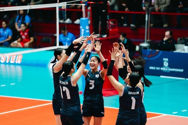 ‘리틀 김연경’ 손서연 19점 폭발…한국 U-17 여자배구, 세계 8강 안착