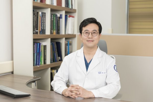 절개하지 않는 목디스크 수술 ‘양방향 척추내시경’이란