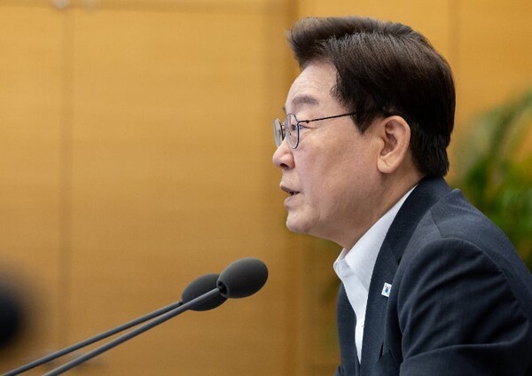 李 대통령 지지율 7%p 떨어진 44%…부정 평가 46% 첫 역전