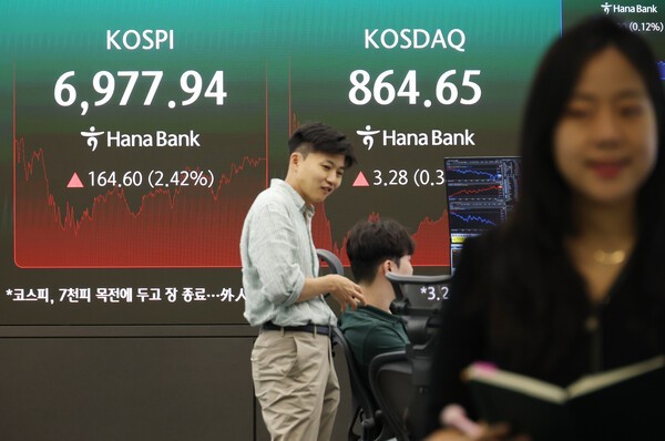 [마감] 코스피, 2.42% 상승해 7000선 턱밑…5거래일 연속 상승