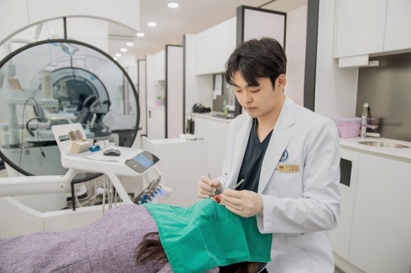 강용욱 원장 (사진=고르다치과의원 제공)